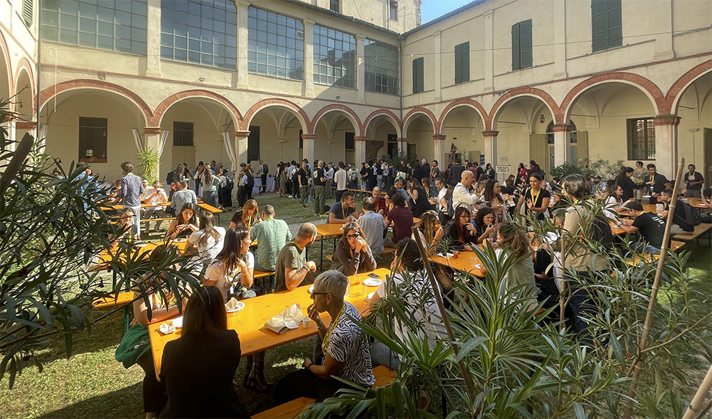 il cortile del Teatro Sarti durante la pausa pranza