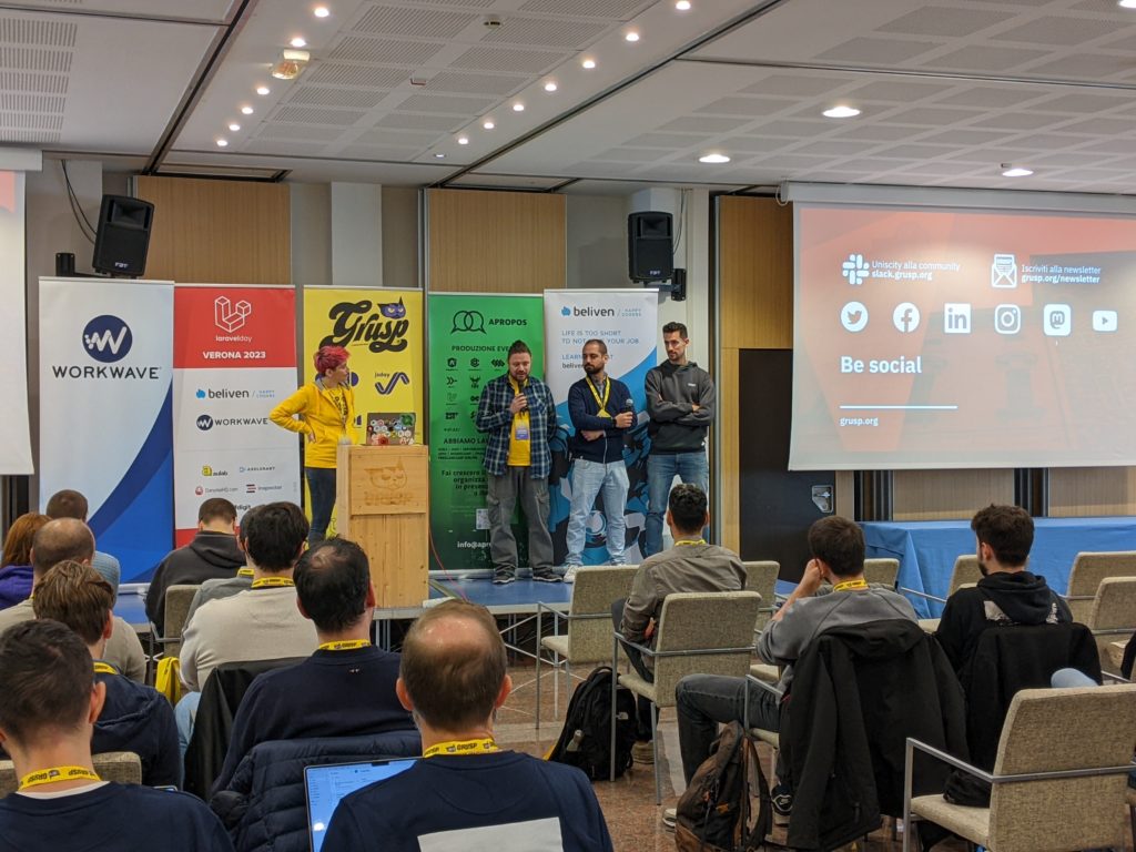 Gli MC sul palco del laravelday 2023